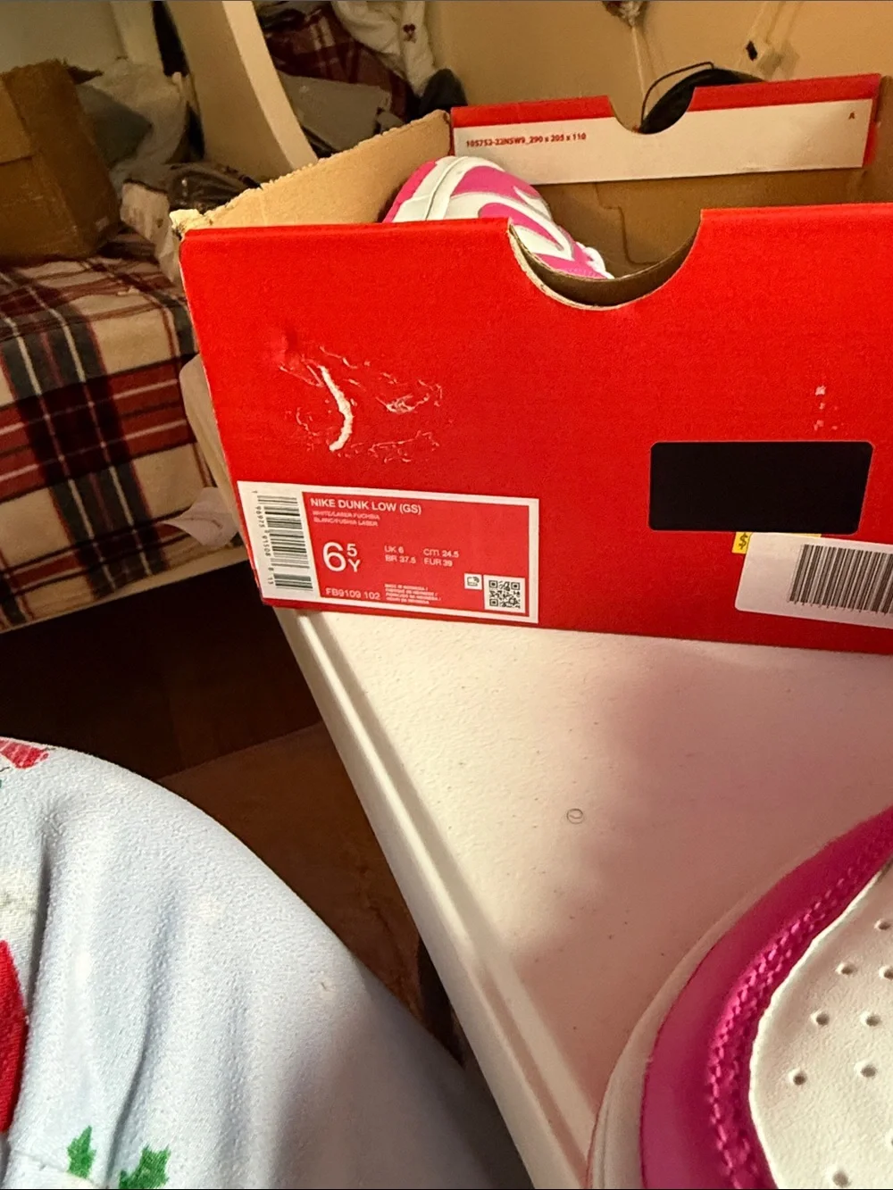 Nike Low Top Sneakers in White & Hot Pink